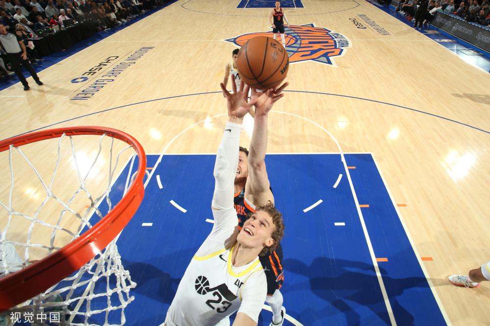 她都保持一 她都保持一